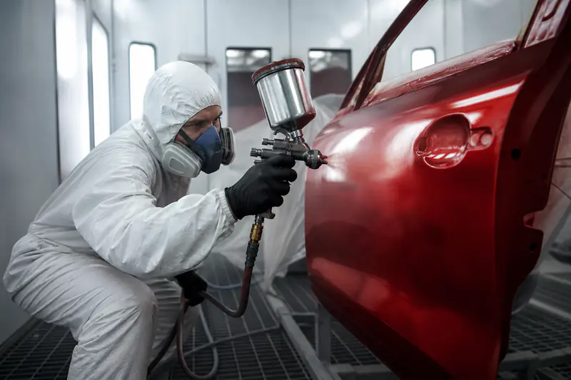 Aplicação de pintura automotiva com pistola em peça de veículo